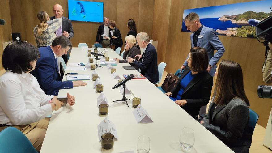 Vicent Marí habla con Marga Prohens poco antes del encuentro con Dertour. | J.M.L.R.