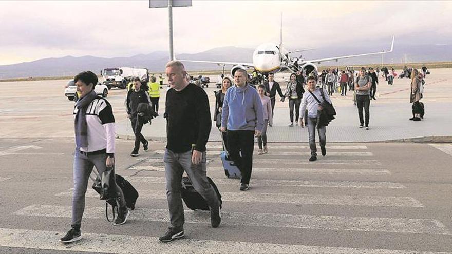 El aeropuerto se estanca y el sector turístico pide incentivar los vuelos