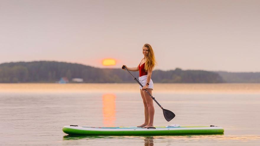 Fuengirola quiere que los jóvenes aprendan paddle surf