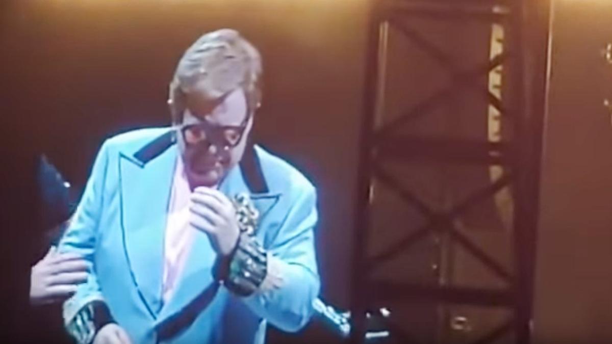 Elton John explica entre lágrimas que no puede seguir actuando, en estadio Mount Smart en Auckland.