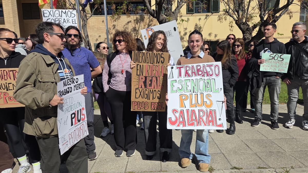 Los trabajadores creen que su labor con los menores es una profesión de riesgo