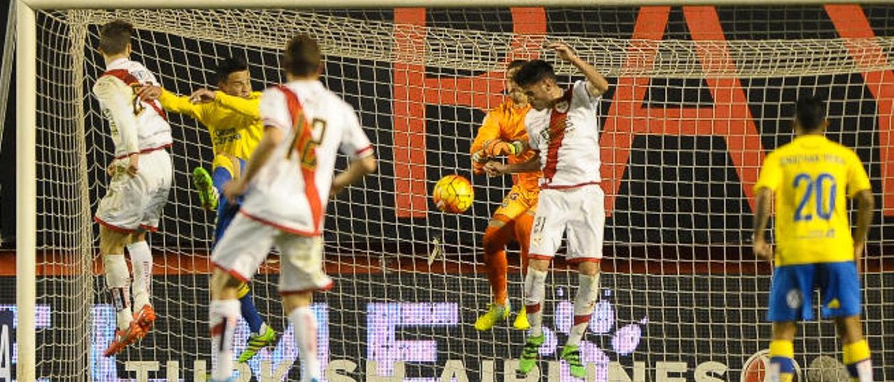 Javi Varas despeja el balón ante el intento de remate de Jozabed en uno de los numeros ataques del conjunto rayista.