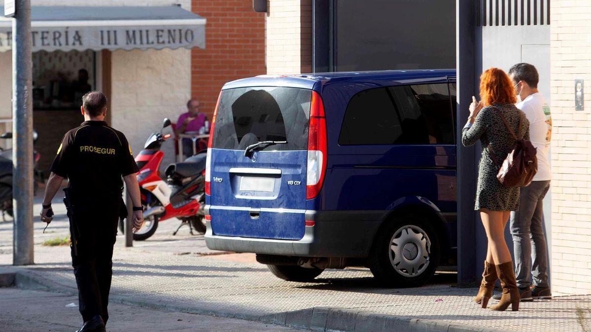 Furgón que trasladó a los policías detenidos en el marco de la operación Minuro-Peces. / JERO MORALES (EFE)