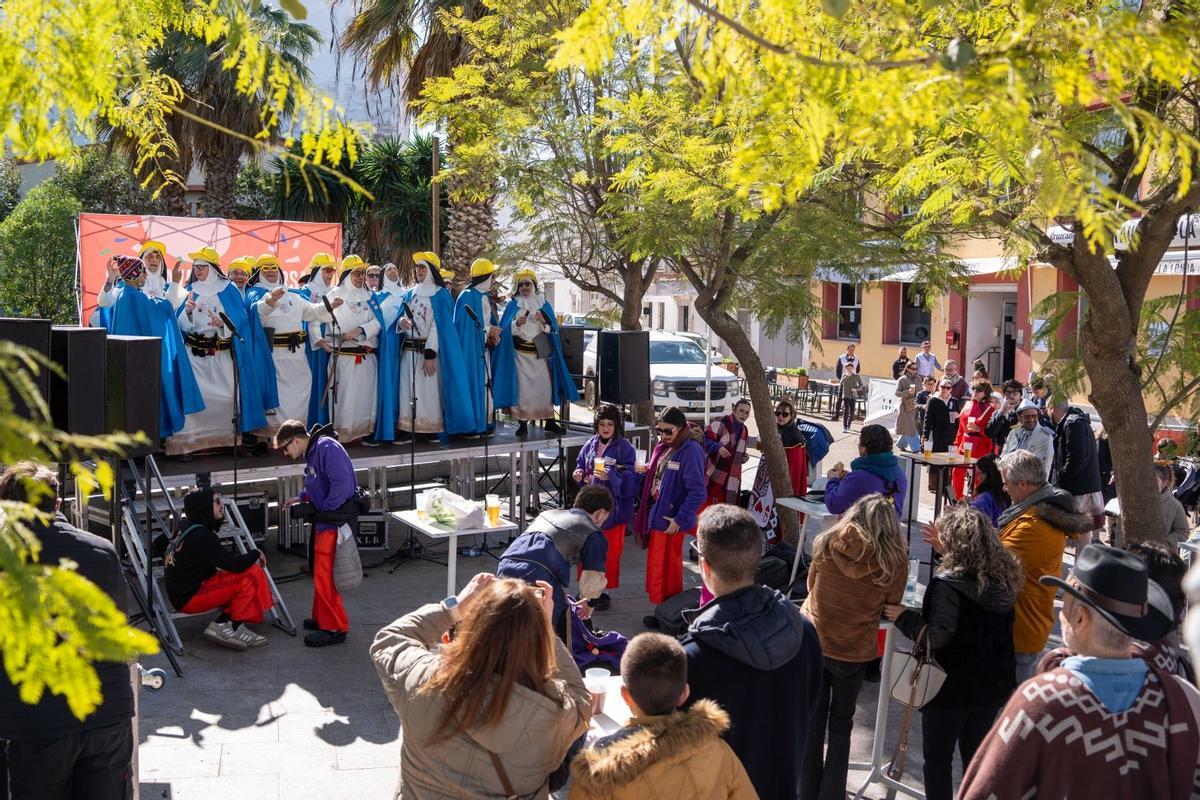 La capital extremeña vive el carnaval en la calle con buen tiempo.
