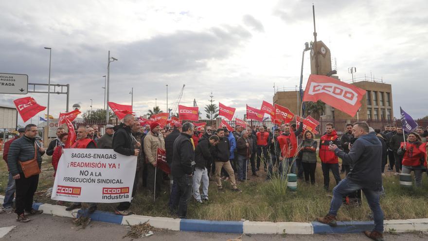 Concentración de CC.OO. contra una "persecución sindical" en la regasificadora de Sagunt.