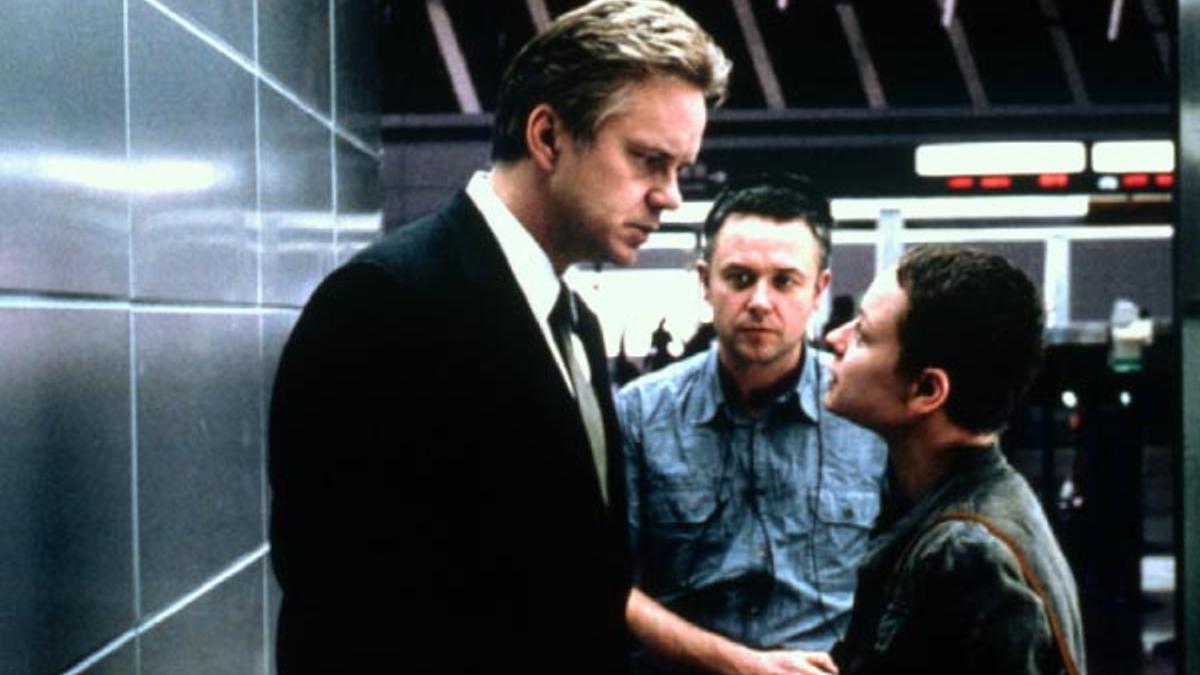 Winterbotton (en el centro), atento al diálogo entre Robbins y Morton, en “Código 46”.