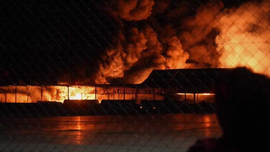 Llamas e intensa humareda durante el incendio en Cobadu.