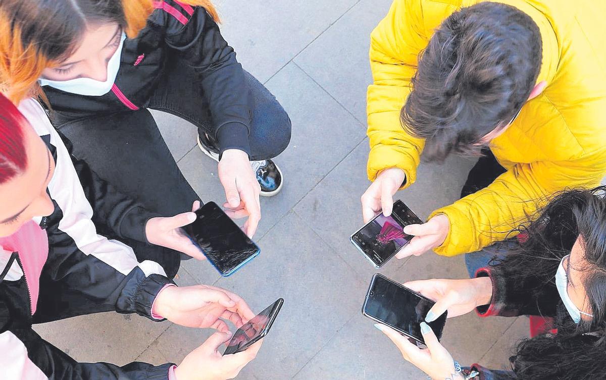 Un grupo de adolescentes con el móvil.