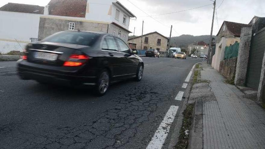 El vial de Meira, agrietado, ayer por la tarde. // Gonzalo Núñez