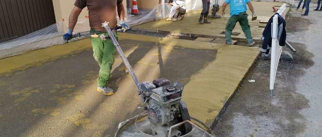 Operarios trabajando ayer en el hormigonado de la obra de la Rúa A Pedra. // Santos Álvarez