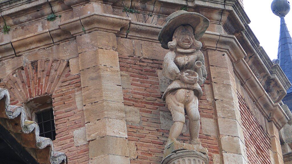 En San Carlos del Valle encontramos diversas esculturas grotescas de lo más curiosas.
