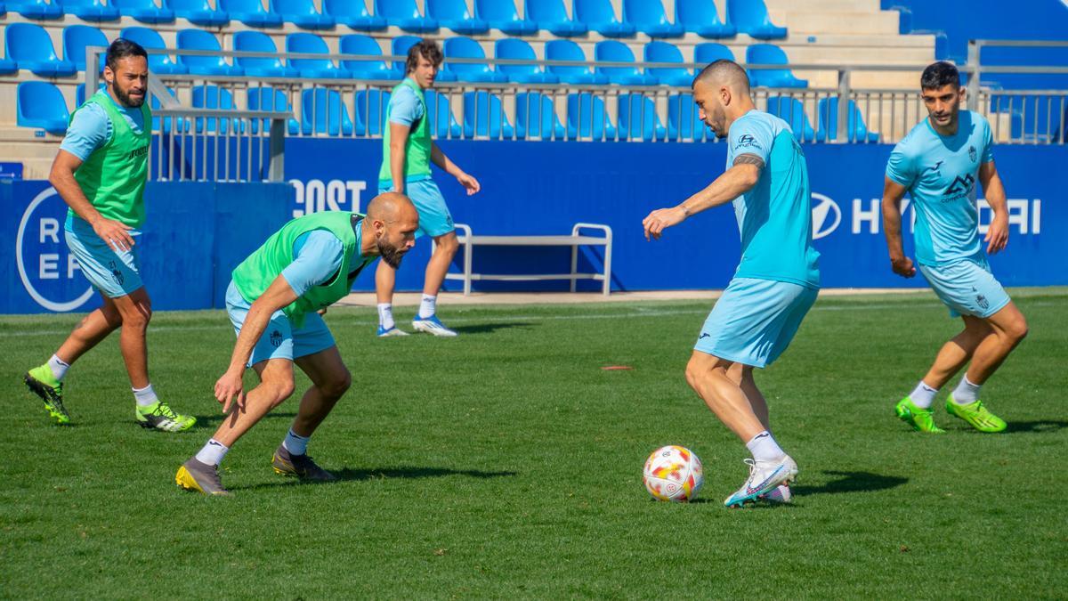 Dioni intenta encarar a Laure en un entreno de esta semana