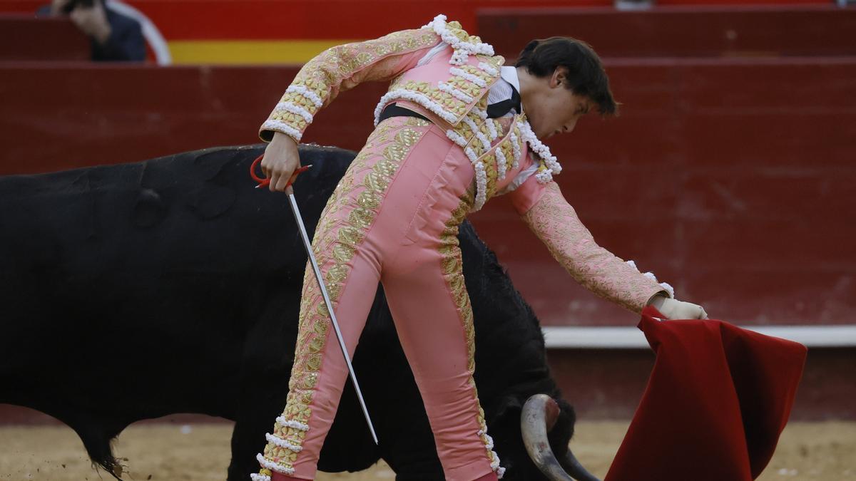 Andrés Roca Rey, en el inicio explosivo ante el tercer toro de la tarde.