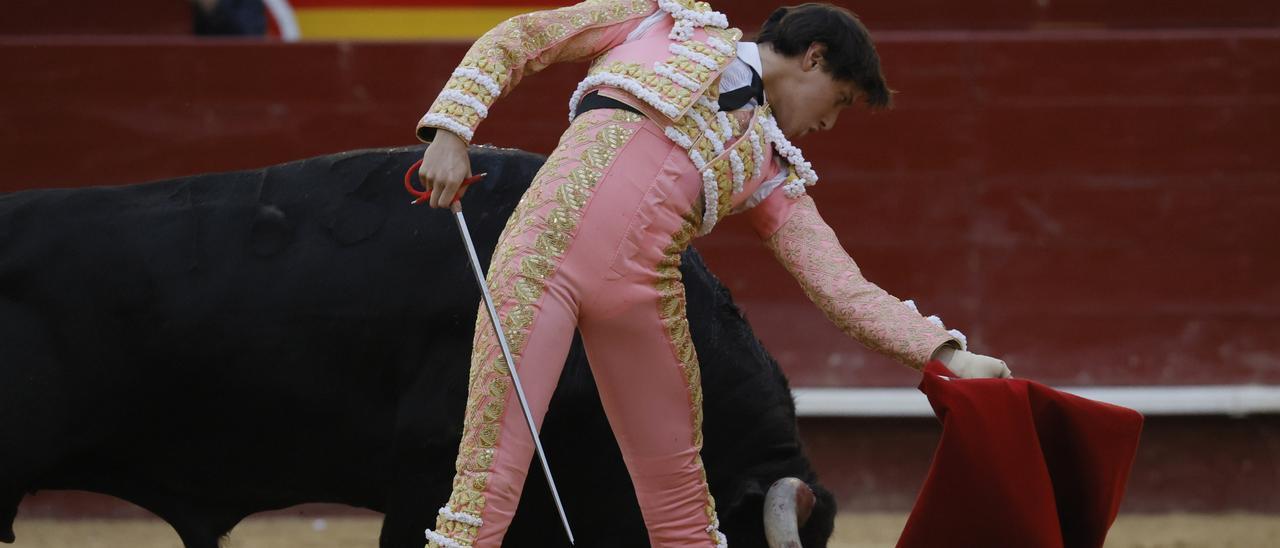 Andrés Roca Rey, en el inicio explosivo ante el tercer toro de la tarde.