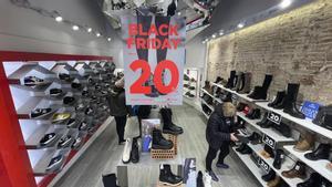 Ofertas en una zapatería del Carrer Pelai.