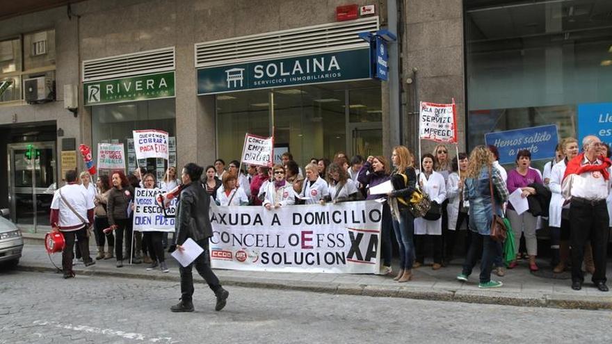 Manifestación de trabajadores de ayuda a domicilio que reclaman sus salarios.