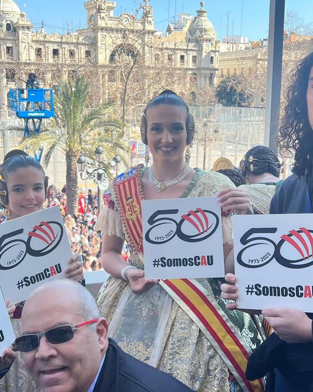 Las Falleras Mayores de Valencia recibieron a una representación del CAU Valencia y posaron con el cartel del 50 Aniversario del club.