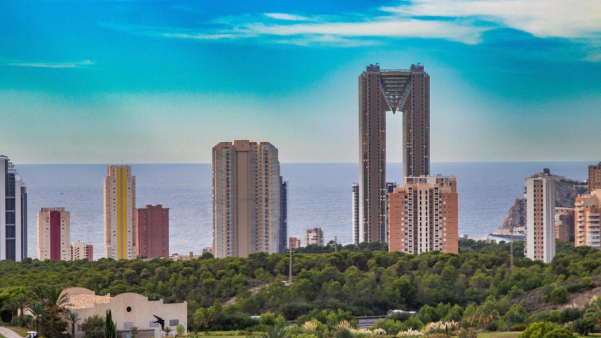 El diseño de Benidorm como ciudad vertical hace que su trama urbana busque el cielo sin consumir apenas suelo.