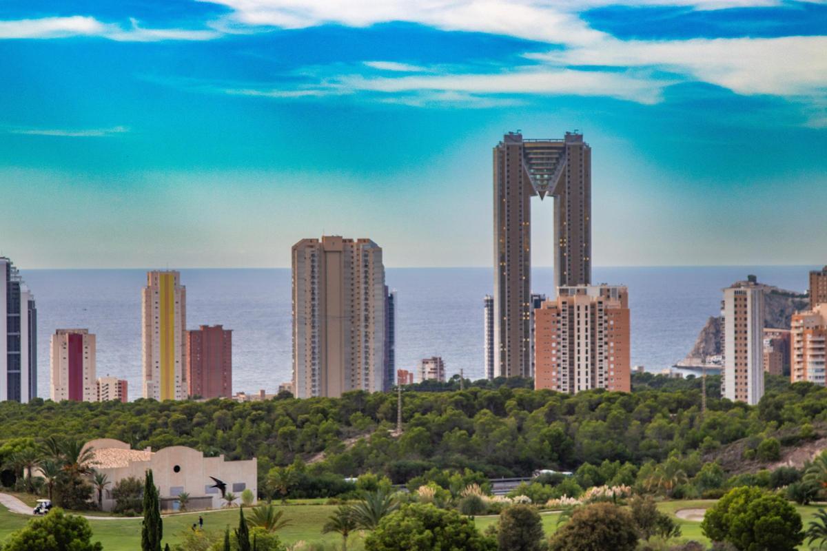 El diseño de Benidorm como ciudad vertical hace que su trama urbana busque el cielo sin consumir apenas suelo.