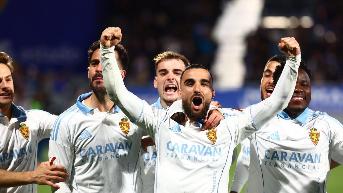 Rober González celebra el primer tanto ante el Almería en el Ibercaja Estadio.