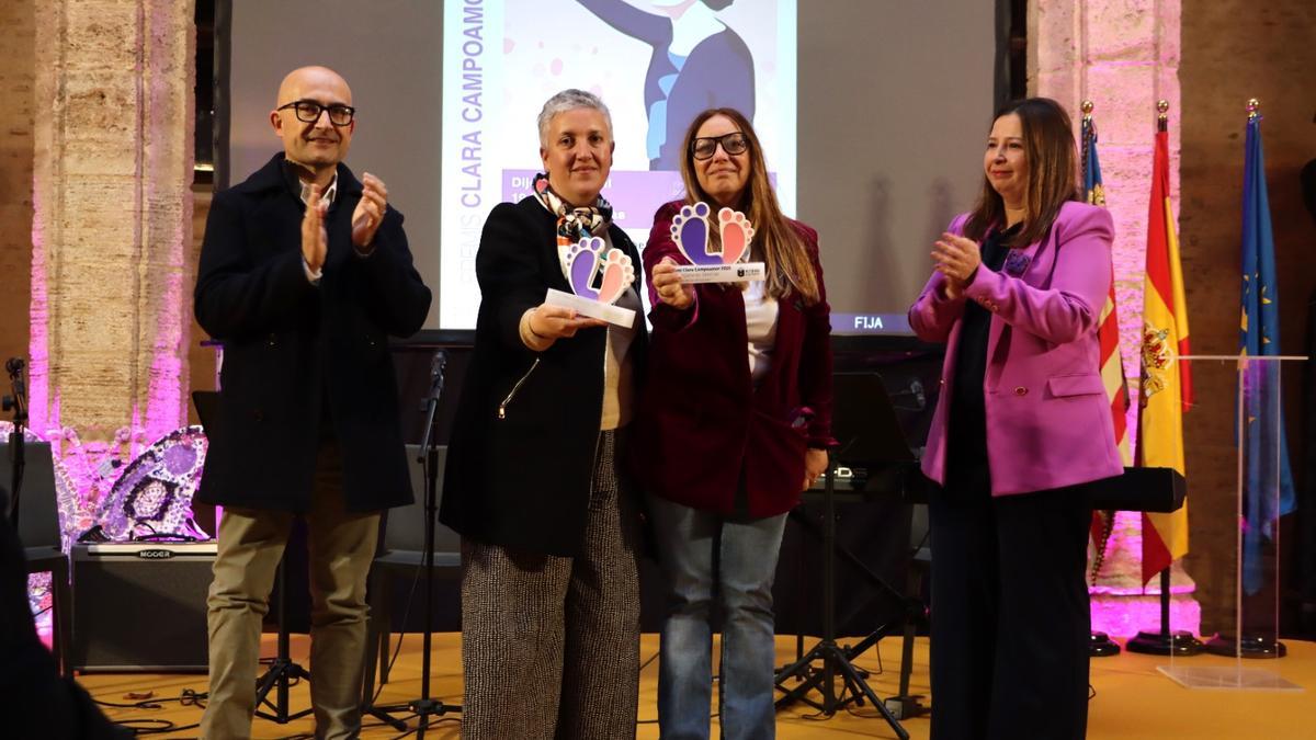 Las ganadoras reciben el galardón Clara Campoamor