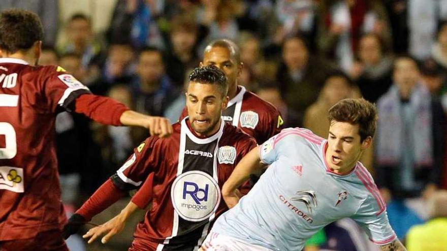 Santi Mina controla o balón rodeado de xogadores do Córdoba. // Ricardo Grobas