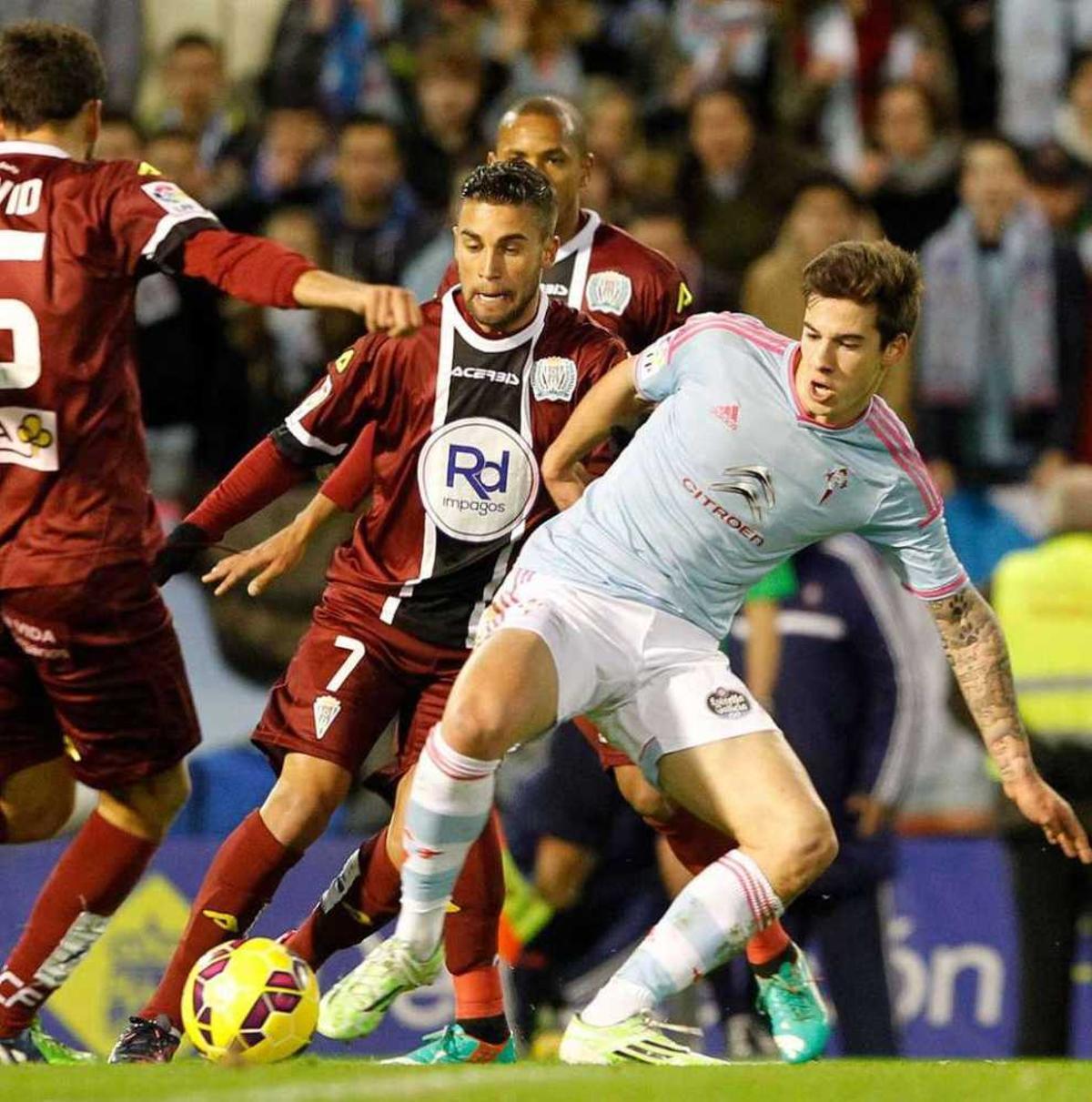 Santi Mina controla o balón rodeado de xogadores do Córdoba. // Ricardo Grobas