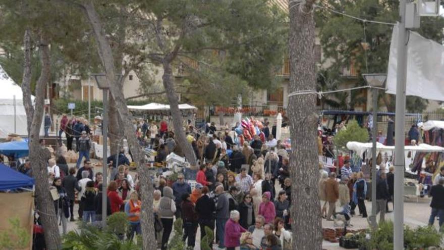 Centenares de personas se concentraron en la plaza de Sant Marçal, que albergó a los artesanos.