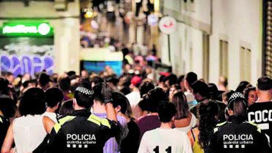 La Policía desaloja por aglomeraciones un barrio de Barcelona. |   // EFE