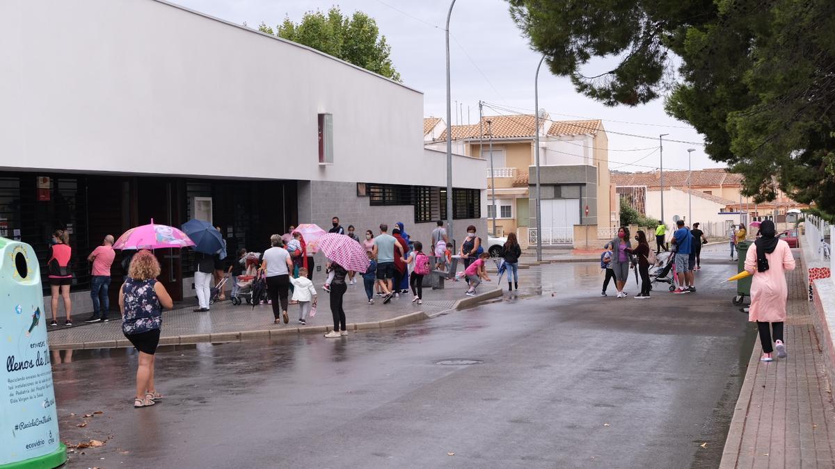 Escolares entrando al centro en un dia lluvioso en Pinoso en una imagen de archivo