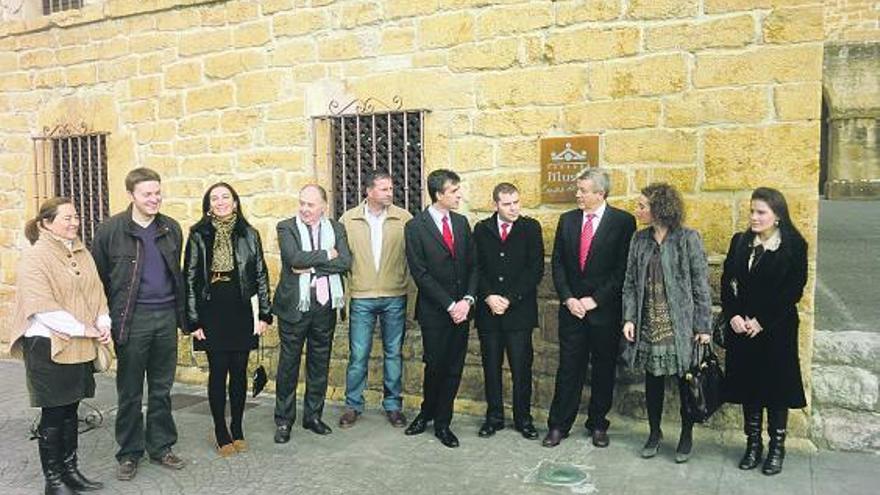 El presidente de Paradores, Miguel Martínez, tercero por la derecha, y representantes municipales y comarcales. A la izquierda, visitantes en el Parador Nacional de Villanueva.