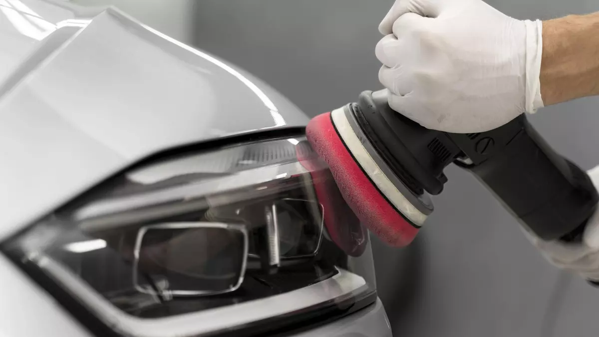 Cómo pulir los faros del coche para que queden como nuevos