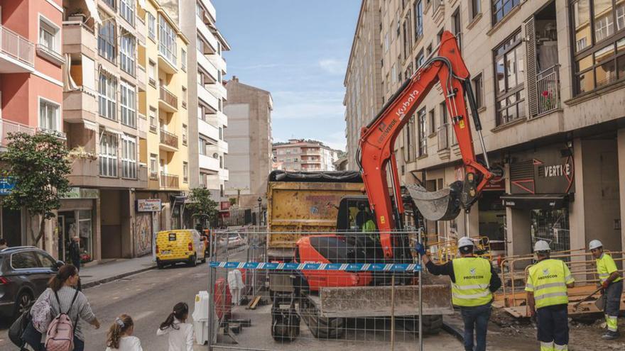 Operarios en la obra de la Avenida de As Caldas.   | // ALAN PÉREZ