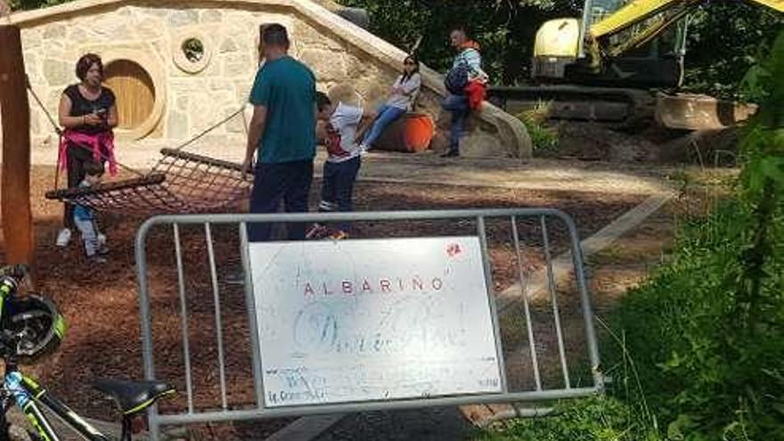 Niños y adultos disfrutando de la Aldea Grobit. // FdV