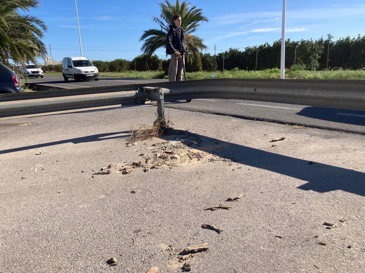 Punto en el que se encuentra el quitamiedos que ciega la entrada en el hospital de Torrevieja