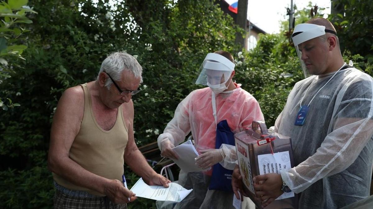 Un residente vota en casa durante la primera jornada de votación sobre la reforma constitucional en Rusia.