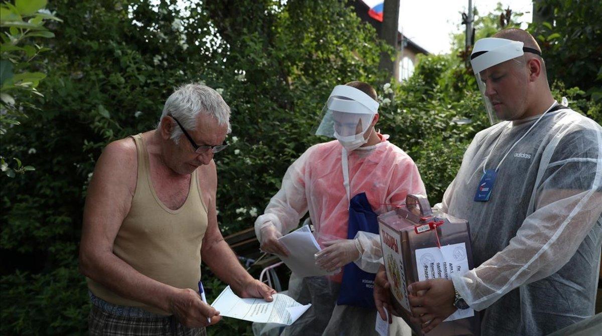 zentauroepp53884270 a local resident looks through a ballot as members of an ele200625153605