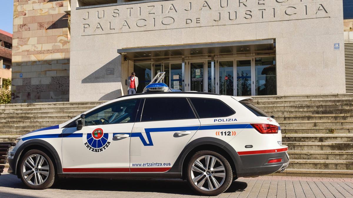 Un coche patrulla de la Ertzaintza ante los juzgados de Getxo.
