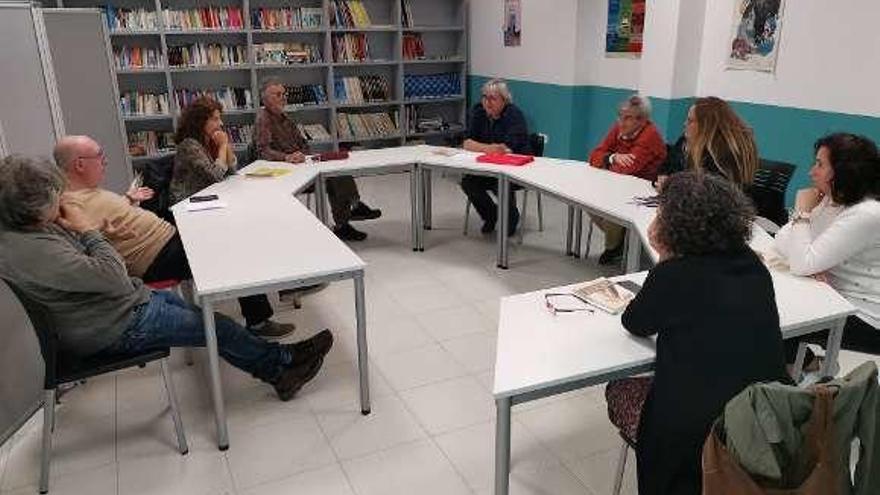 La tertulia literaria, ayer con Salvador Rodríguez (de frente). // S.Álvarez