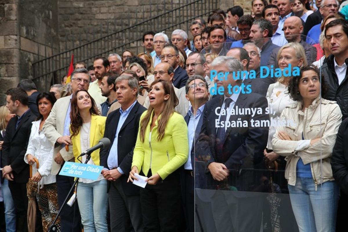 Los concejales del PP de Barcelona se han retirado del homenaje por la bandera independentista situada en el monumento y han asistido a un acto encabezado por la presidenta del partido, Alicia Sánchez-Camacho, en la plaça del Rei bajo el lema ’Per una Diada de tots. Catalunya sí, España también’.