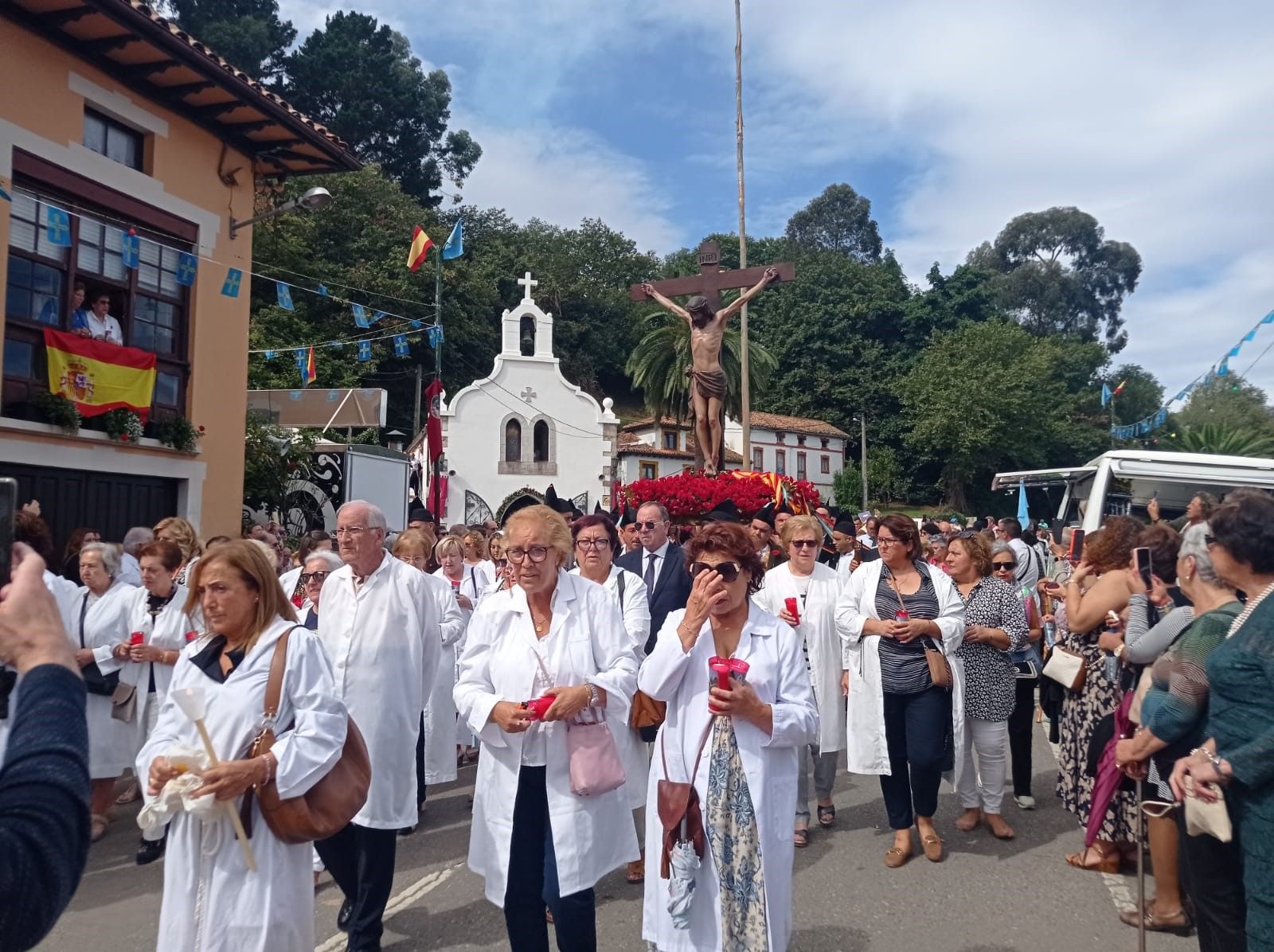 Nueva se entrega al Santo Cristo del Amparo: así fue la multitudinaria procesión de la localidad llanisca