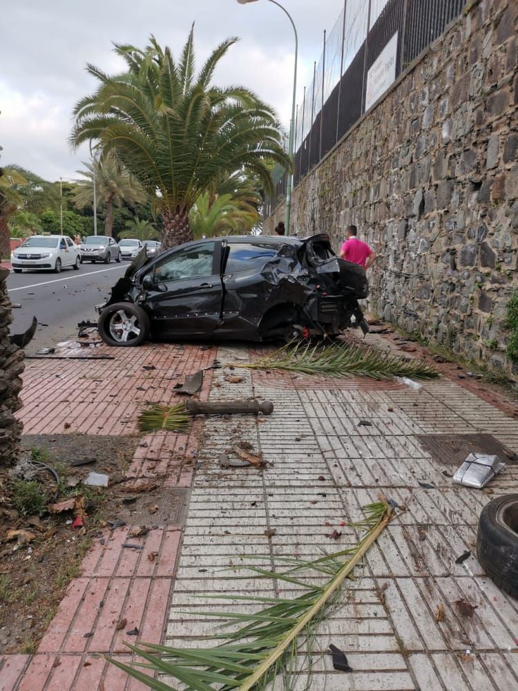 Un coche impacta contra una palmera en la capital grancanaria