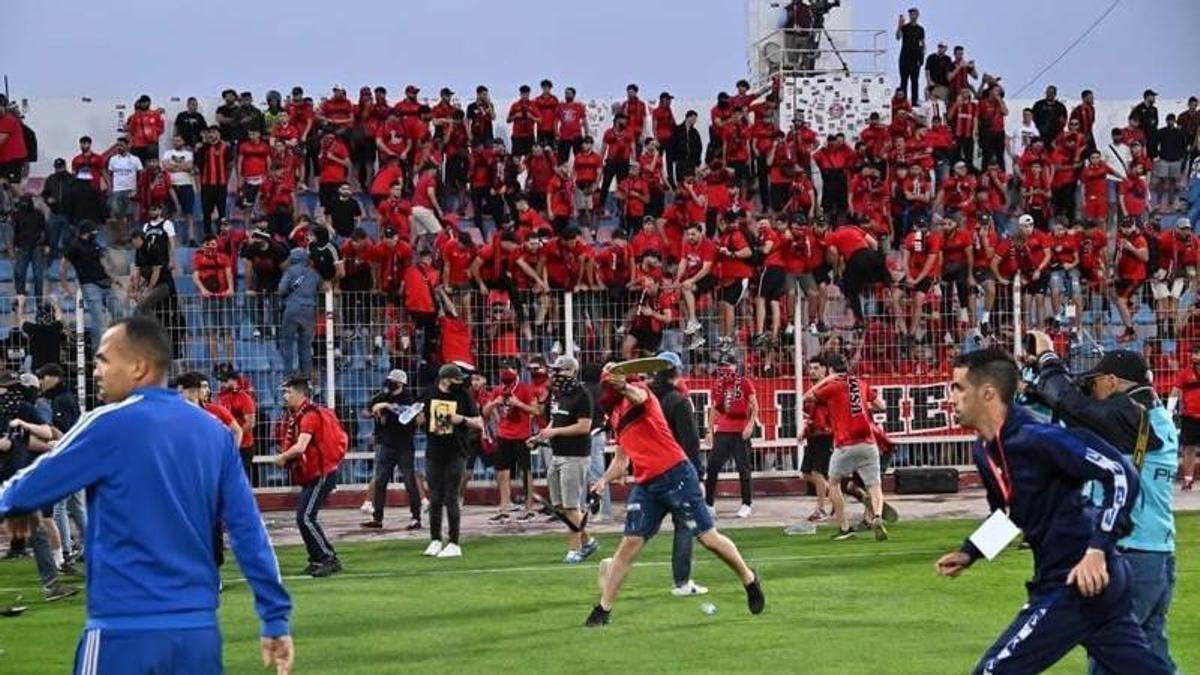 Imágenes de la pelea entre los aficionados del OC Safi y el USM Alger