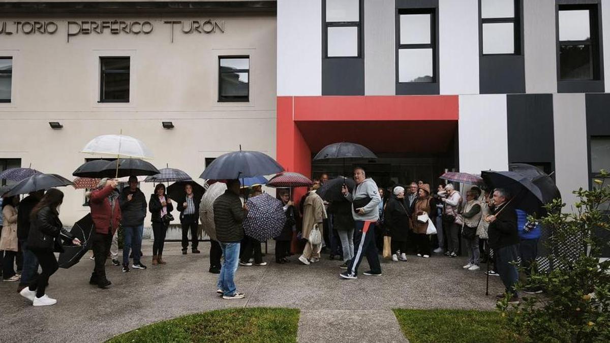 Vecinos de Turón, concentrados frente al centro médico.