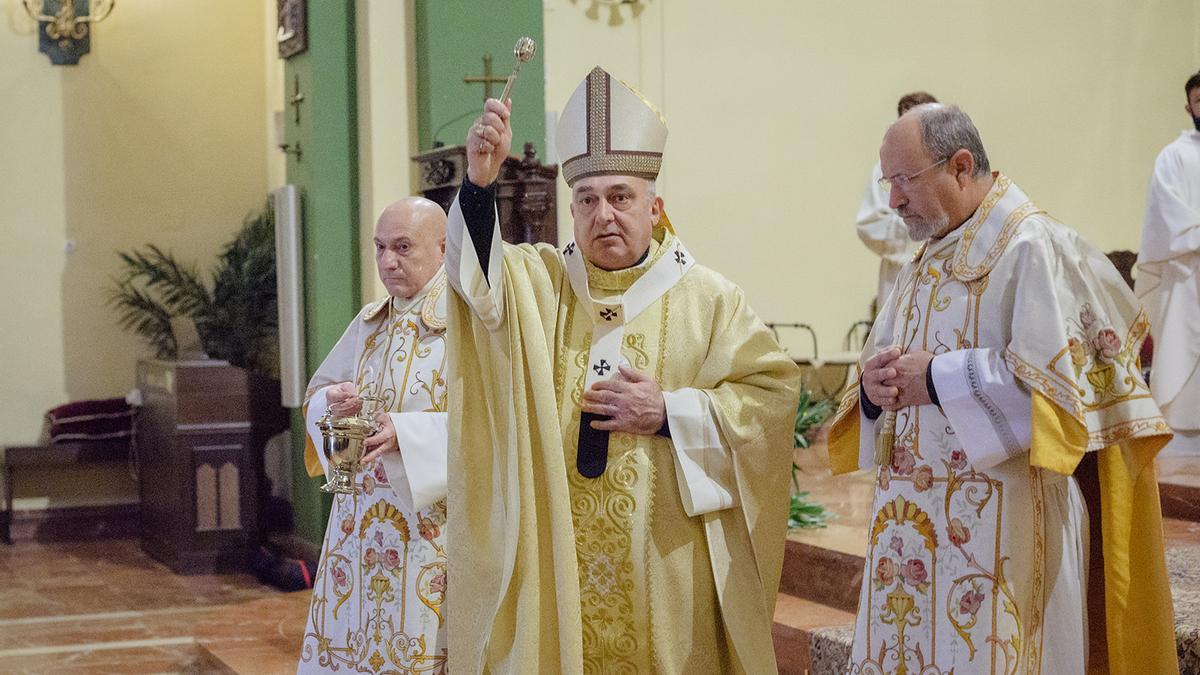 El arzobispo Benavent, durante el acto de bendición del altar y dedicación de la iglesia de Sant Josep de Gandia.