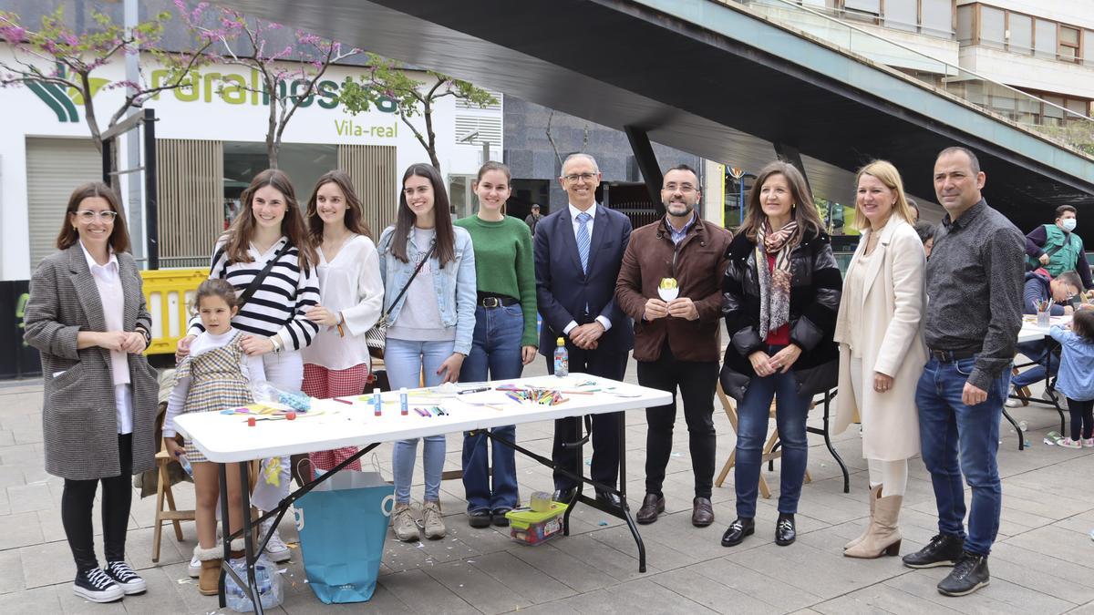 Foto de familia de las autoridades que acudieron la fiesta infantil en la plaza Major.