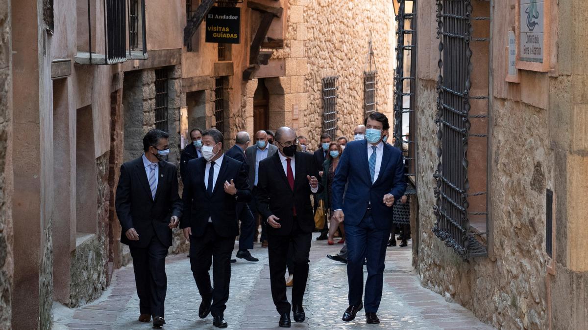 Javier Lambán, entre Emiliano García-Page (Castilla-La Mancha) y Alfonso Fernández Mañueco (Castilla y León), en la visita a Albarracín el pasado mayo.