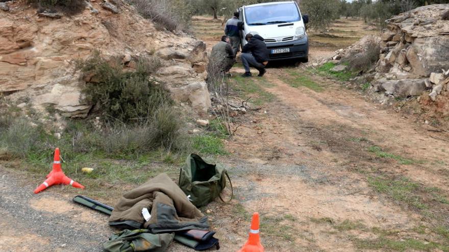 Roba del caçador detingut i l&#039;escopeta amb què presumptament hauria matat dos agents rurals.