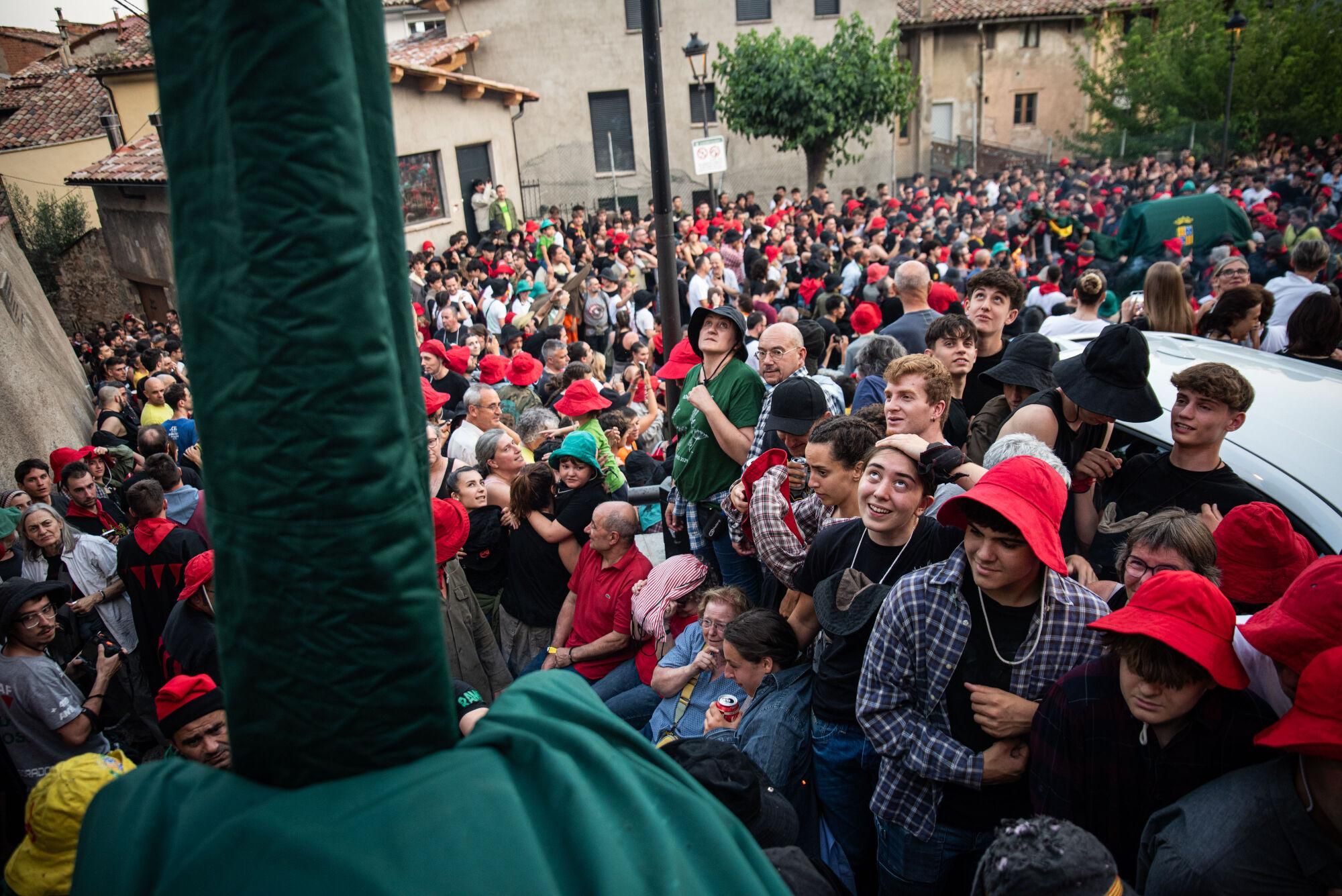 Les millors fotos dels primers salts del passacarrers de la Patum 2025