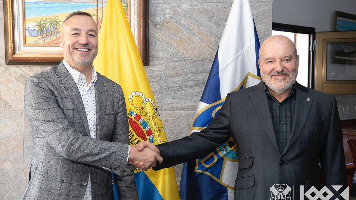 El presidente de la UD Las palmas, Miguel Ángel Ramírez, estrecha la mano del presidente del CD Tenerife, Miguel Concepción.